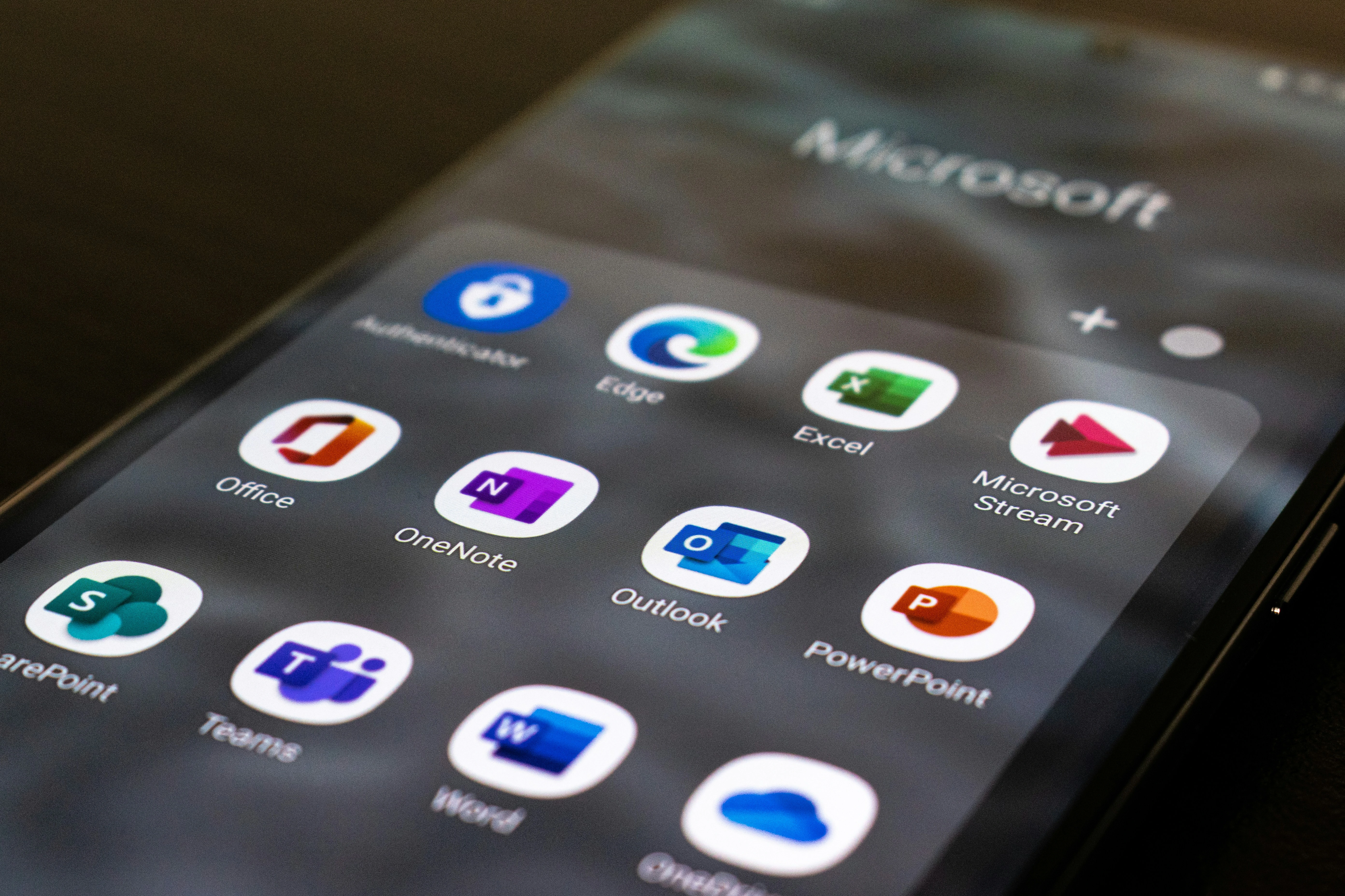 imagen de un teléfono móvil con iconos de m365